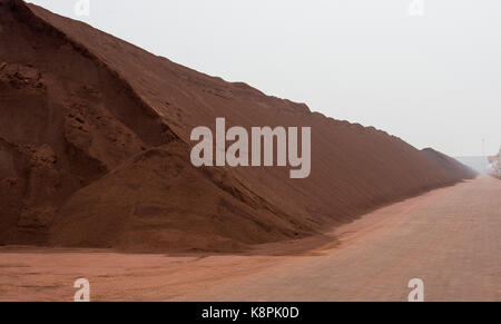 Tianjin, Gemeinde Tianjin, China. September 2014. Eisenerz Lagerhaltung an den Docks im Tianjin Port China. Kredit: Jayne Russell/ZUMA Wire/Alamy Live News Stockfoto