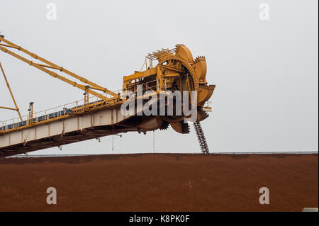 Tianjin, Gemeinde Tianjin, China. September 2014. Eisenerz Lagerhaltung an den Docks im Tianjin Port China. Kredit: Jayne Russell/ZUMA Wire/Alamy Live News Stockfoto