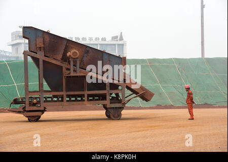 Tianjin, Gemeinde Tianjin, China. September 2014. Eisenerz Lagerhaltung an den Docks im Tianjin Port China. Kredit: Jayne Russell/ZUMA Wire/Alamy Live News Stockfoto