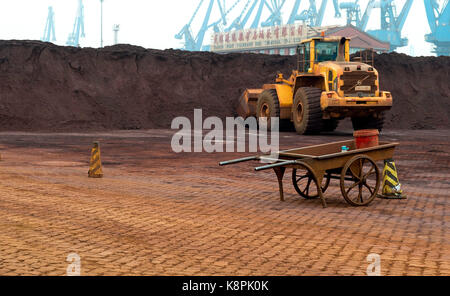 Tianjin, Gemeinde Tianjin, China. September 2014. Eisenerz Lagerhaltung an den Docks im Tianjin Port China. Kredit: Jayne Russell/ZUMA Wire/Alamy Live News Stockfoto