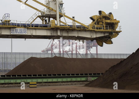 Tianjin, Gemeinde Tianjin, China. September 2014. Eisenerz Lagerhaltung an den Docks im Tianjin Port China. Kredit: Jayne Russell/ZUMA Wire/Alamy Live News Stockfoto