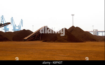 Tianjin, Gemeinde Tianjin, China. September 2014. Eisenerz Lagerhaltung an den Docks im Tianjin Port China. Kredit: Jayne Russell/ZUMA Wire/Alamy Live News Stockfoto