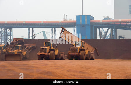 Tianjin, Gemeinde Tianjin, China. September 2014. Eisenerz Lagerhaltung an den Docks im Tianjin Port China. Kredit: Jayne Russell/ZUMA Wire/Alamy Live News Stockfoto