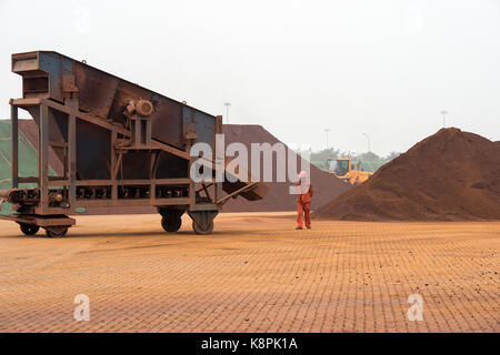 Tianjin, Gemeinde Tianjin, China. September 2014. Eisenerz Lagerhaltung an den Docks im Tianjin Port China. Kredit: Jayne Russell/ZUMA Wire/Alamy Live News Stockfoto