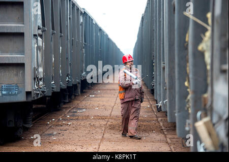 Tianjin, Gemeinde Tianjin, China. September 2014. Eisenerz Lagerhaltung an den Docks im Tianjin Port China. Kredit: Jayne Russell/ZUMA Wire/Alamy Live News Stockfoto