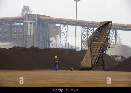 Tianjin, Gemeinde Tianjin, China. September 2014. Eisenerz Lagerhaltung an den Docks im Tianjin Port China. Kredit: Jayne Russell/ZUMA Wire/Alamy Live News Stockfoto