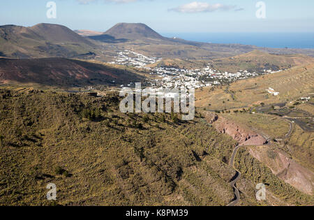 Blick über die Landschaft bis zum Monte Corona Vulkankegel, Dorf Haria, Lanzarote, Kanarische Inseln, Spanien Stockfoto