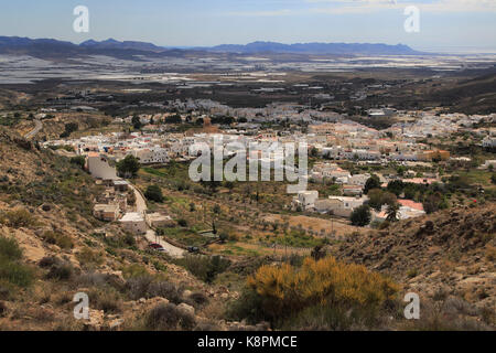 Blick über Dorfhaus und Kunststoff, die Landwirtschaft im Tal von Nijar, Almeria, Spanien Stockfoto