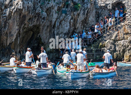 Touristen warten in drehen Sie die Blaue Grotte auf der Insel Capri, Italien. Stockfoto