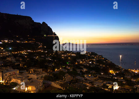 Sonnenuntergang auf der Insel Capri im Golf von Neapel, Italien. Stockfoto