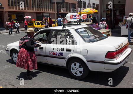 Ältere Frau, Waren zu verkaufen, auf der Straße, Arequipa, Peru, Südamerika Stockfoto