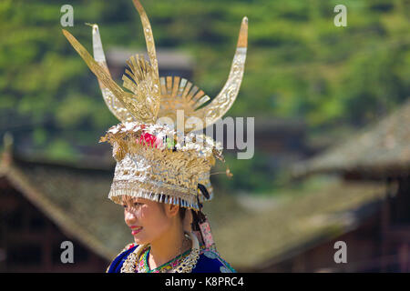 Xijiang, China - 15. September 2007: Vordere Portrait von Miao Frau in traditionellen Silber horn Kopfschmuck und Festival Gewand am Xijiang ethnische Minderheit Mi Stockfoto