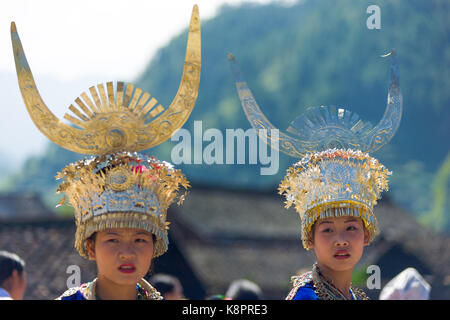 Xijiang, China - 15. September 2007: Miao Frauen tragen traditionelle Silber horn Kopfschmuck und Festival regalia warten Zeremonie am Xijiang zu beginnen e Stockfoto