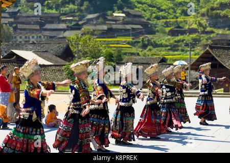 Xijiang, China - 15. September 2007: Miao Frauen tanzen in traditionelles Festival regalia und bunten Kostüm mit Silber horn Kopfschmuck in Xijian Stockfoto