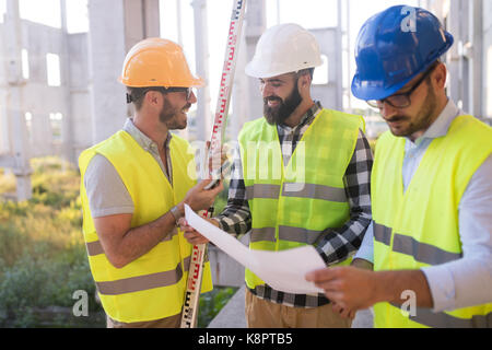 Portrait der Bauingenieure Arbeiten auf der Baustelle Stockfoto