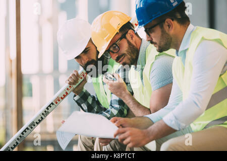 Portrait der Bauingenieure Arbeiten auf der Baustelle Stockfoto