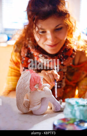 Yong Frau, die ein Zwerg. Kreatives Konzept. Stockfoto