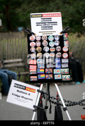 Widerstehen TRUMP Tasten, Magnete und Aufkleber für den Verkauf in den Washington Square Park in Greenwich Village, New York City. Stockfoto