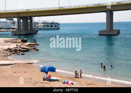 Rion, Griechenland - August 2017: Die charilaos trikoupis Brücke zwischen antirrio und Rion in Griechenland vom Strand in Rion gesehen Stockfoto