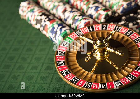 Casino Thema. Roulette und Stapel von Chips. Stockfoto