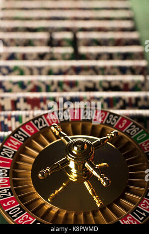 Casino Thema. Roulette und Stapel von Chips. Stockfoto