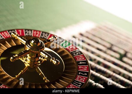 Casino Thema. Roulette und Stapel von Chips. Stockfoto