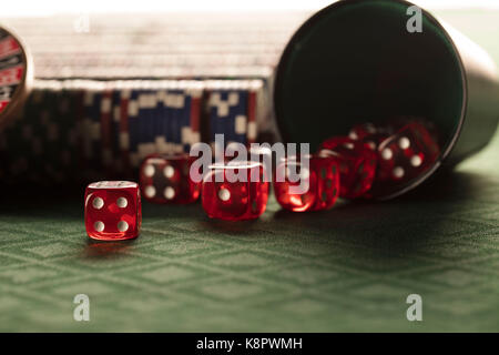 Casino Thema. Roulette und Stapel von Chips. Stockfoto