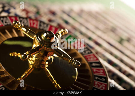Casino Thema. Roulette und Stapel von Chips. Stockfoto