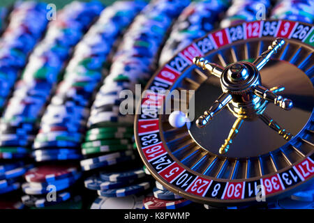 Casino Thema. Roulette und Stapel von Chips. Stockfoto