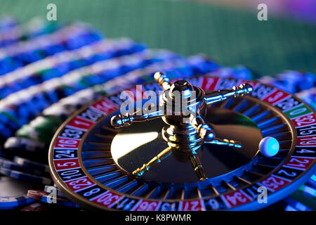 Casino Thema. Roulette und Stapel von Chips. Stockfoto