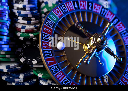 Casino Thema. Roulette und Stapel von Chips. Stockfoto