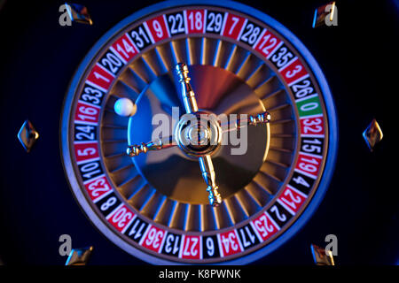 Casino Thema. Roulette und Stapel von Chips. Stockfoto