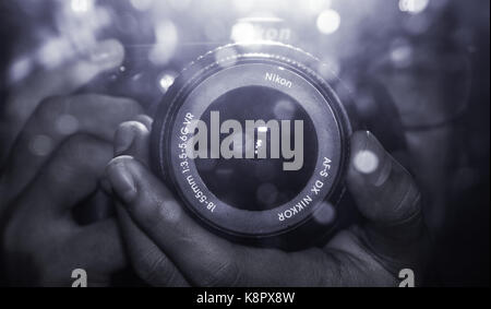 Schwarz und Weiß Nikon Kamera erfassen reflektierte Licht an einem Spiegel. Stockfoto
