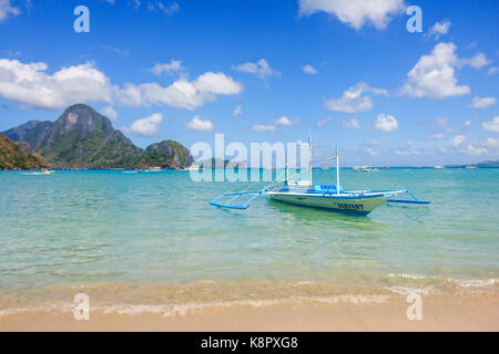 Ein Boot parken am wunderschönen Strand mit klarem, blauen Wasser in El Nido, Palawan, die letzte Grenze, MIMAROPA, Philippinen, Südostasien Stockfoto