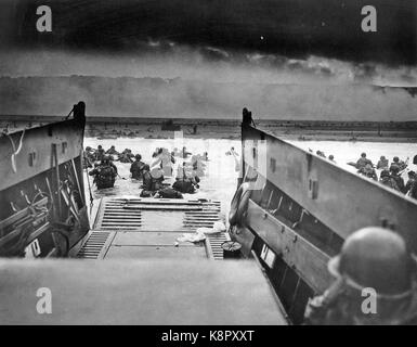 D-Day vom 6. Juni 1944. Robert F. Sargent's Foto der Amerikaner von Firma E, 16 Infanterie, 1 Infanterie Division, Landung am Omaha Beach aus der US-Küstenwache Landing Craft Samuel Chase gesehen. Sargent war ein Coast Guard Chief Petty Officer. Stockfoto