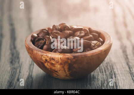 Frisch gerösteten Arabica Kaffeebohnen in der Schüssel Stockfoto