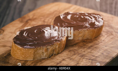 Zwei baguette Scheiben mit Schokolade Haselnuss verbreiten Stockfoto