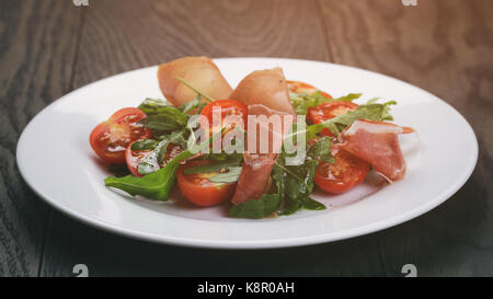 Salat mit Schinken Rucola und Tomaten/Paradeiser Stockfoto