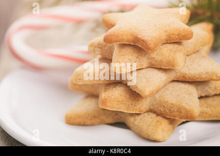 Sterne Cookies und Zuckerstangen auf Tisch Stockfoto