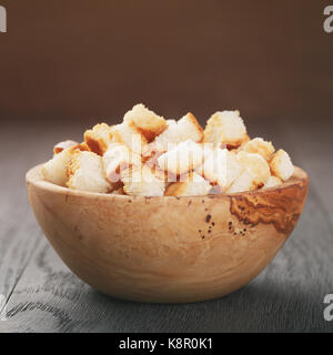 Selbstgemachte Croutons aus weißem Brot in Holz Schüssel Stockfoto