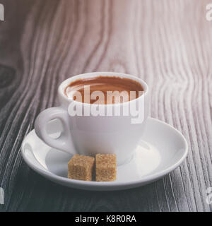 Classic Double Espresso auf Holz Tisch Stockfoto