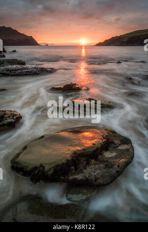 Cloger Bucht bei Sonnenuntergang, der Halbinsel Dingle in der Grafschaft Kerry, Munster, Irland, März Stockfoto