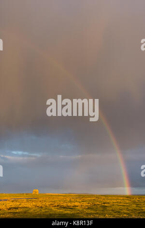 Regenbogen und Zurückweichenden Sturmwolken über Stall und Weide Marsh, elmley Sümpfe N. N. R., North Kent Sümpfe, Insel Sheppey, Kent, England, Februar Stockfoto