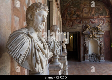 Rom. Italien. Büsten Römischer Kaiser, (Vordergrund) Kaiser Marcus Aurelius, die Loggia des Palazzo Altemps. Museo Nazionale Romano. (Marcus Au Stockfoto