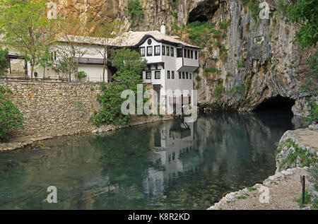 Blick auf Blagaj Tekke Kloster aus über Buna Fluss Herzegowina, Bosnien und Herzegowina April Stockfoto