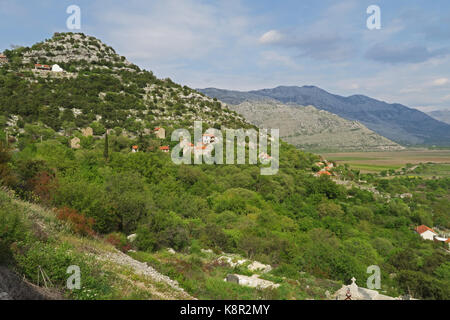 Blick auf Dorf am Hang über dem Karstfeld Popovo Polje Karstfeld, Herzegowina, Bosnien und Herzegowina-April Stockfoto