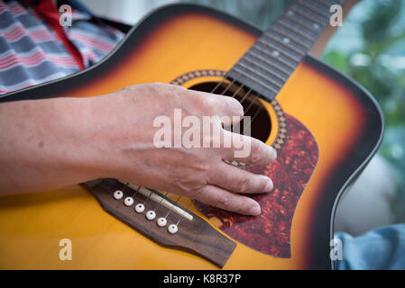 Alter Mann hand Gitarre zu spielen. Stockfoto