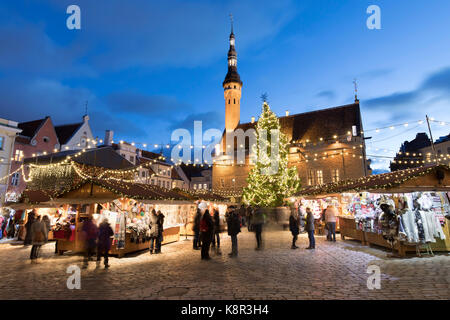 Weihnachtsmarkt auf dem Rathausplatz (Raekoja Plats) und Rathaus, Altstadt, Tallinn, Estland, Europa Stockfoto