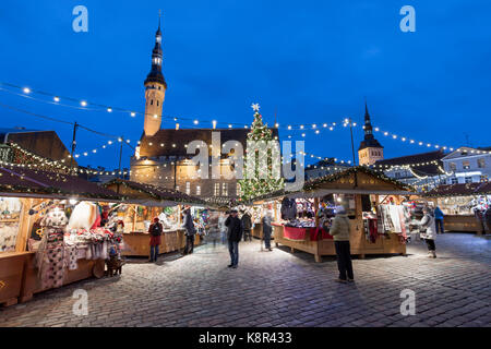 Weihnachtsmarkt auf dem Rathausplatz (Raekoja Plats) und Rathaus, Altstadt, Tallinn, Estland, Europa Stockfoto