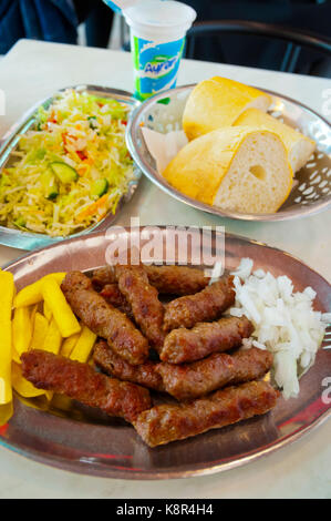 Cevapcici, Cevapi, gegrilltes Fleisch, Skopje, Mazedonien Stockfoto